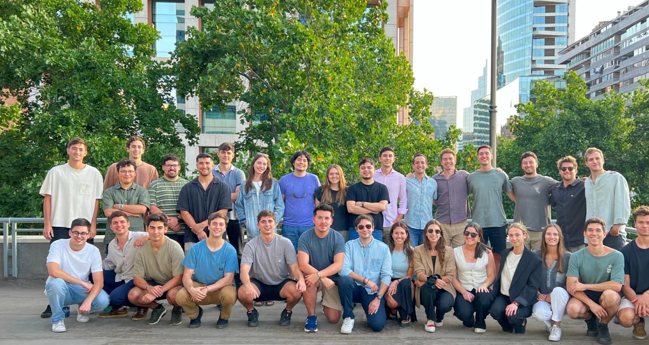 Equipo de Vambe reunido en la terraza de la oficina